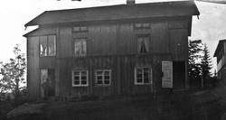 Et noe merkelig hus. Ser ut som det er påbygd.