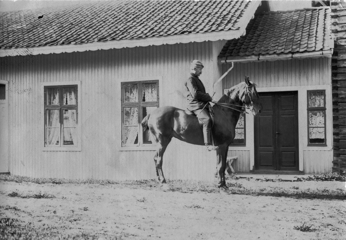 Direktør Søegaard(?) til hest utenfor Eidsvoll Bad. Før 1920.