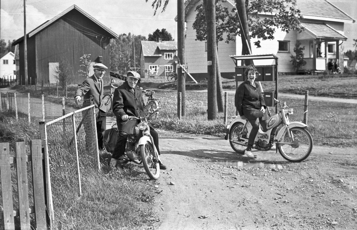 Møte på veien.
02.01.2013:
Zundapp moped til venstre og Tempo Lett moped til høyre. Modellår ca. 1961
Skrevet av: Knut Ole Eliesen