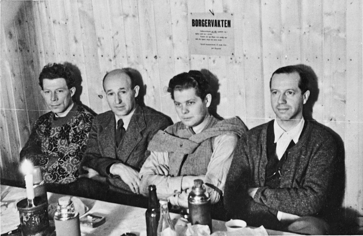 4 menn. ”Borgervakten”. Borgervakt i Bårlidalen. 1943. Fra v.: Nils Halland, Sverre Jonsbu, Reidar Andersen og Erling Davidsen.
