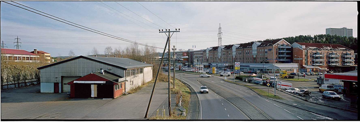 Solheim med lagerbygning til venstre og Metrosenteret til høyre. Våningshuset på Solheim gård lå der lagerbygget ligger.  Fotovinkel: Ø