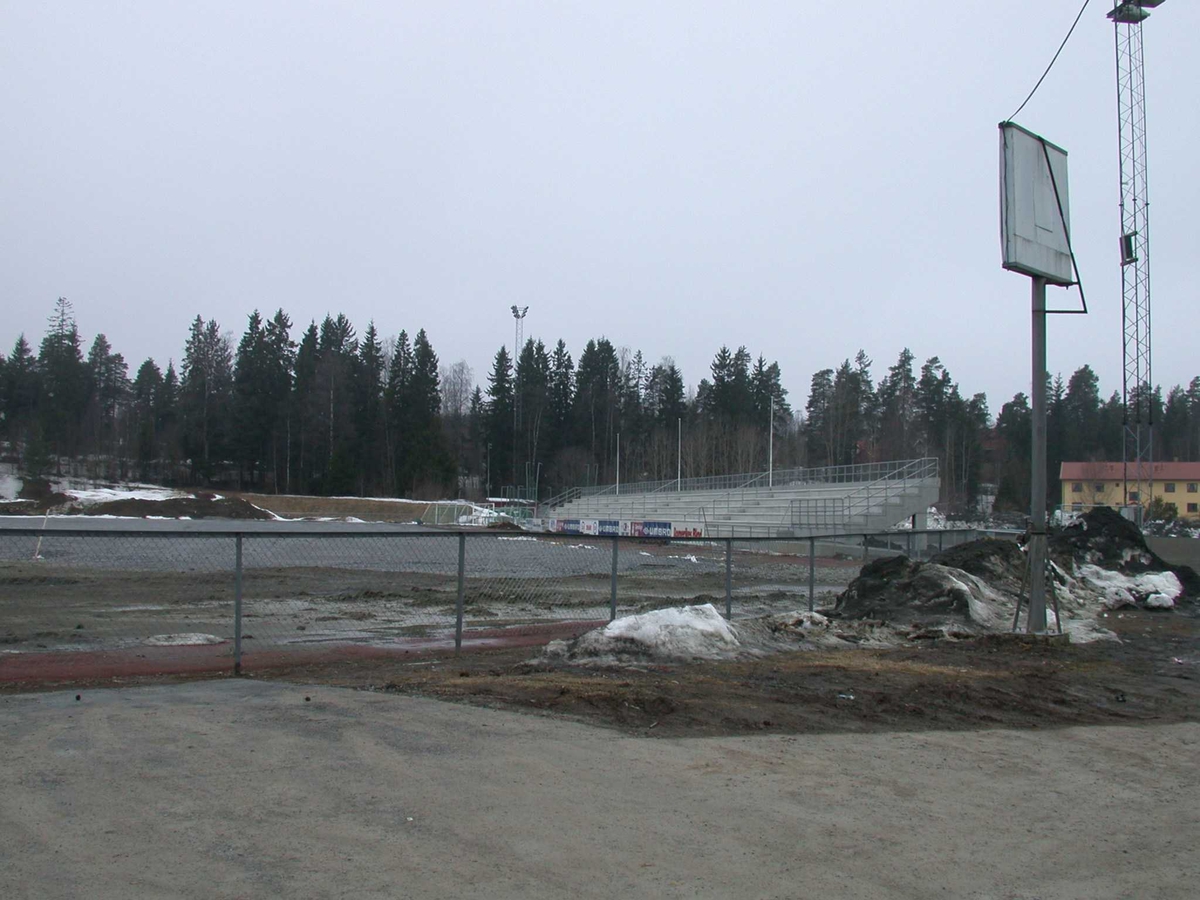 Rolvsrud Stadion Banen og tribunen
Fotovinkel: NV