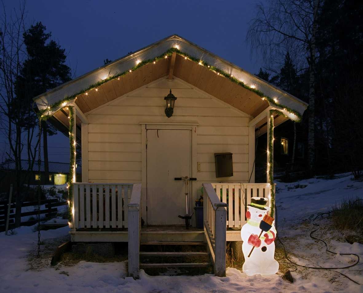 Julebelysning

Hvit julebelysning i girlander og lysende snømann ved dukkestue