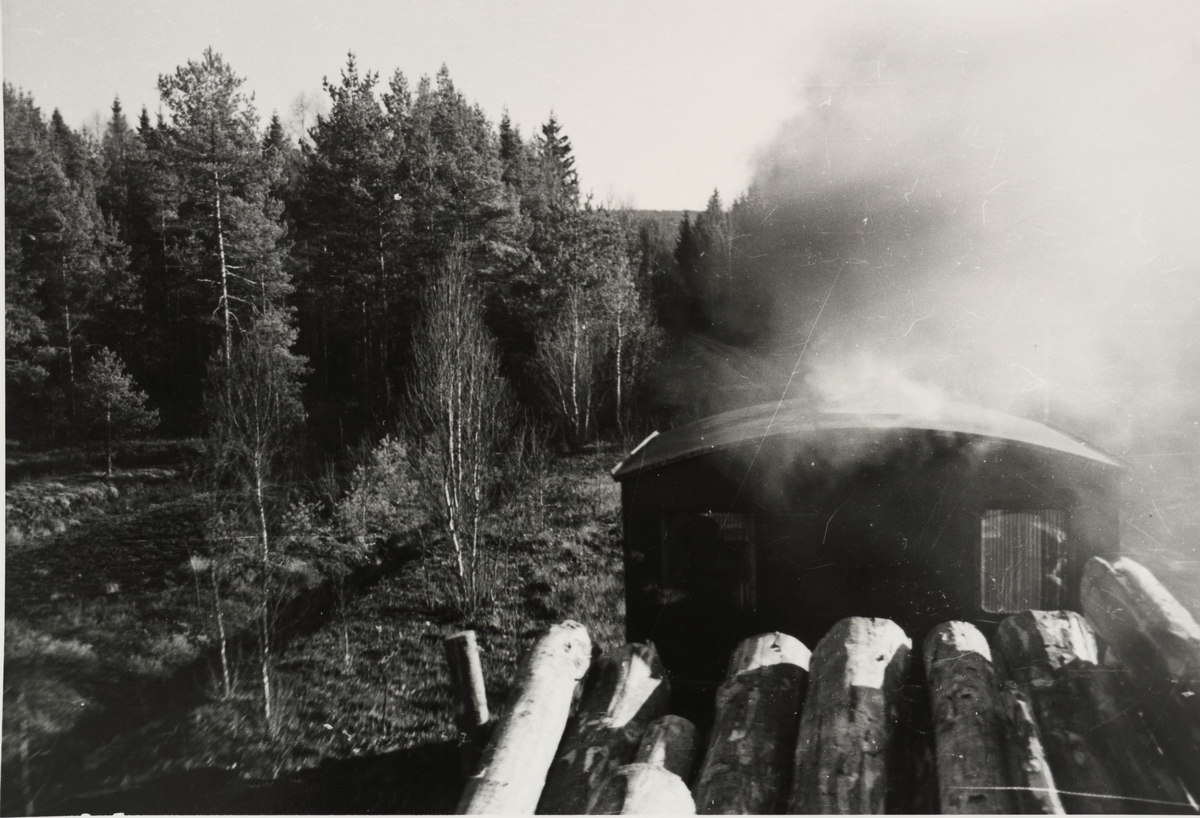 Tog til Skulerud. Fotografen sitter oppe på tømmeret på første vogn i toget.