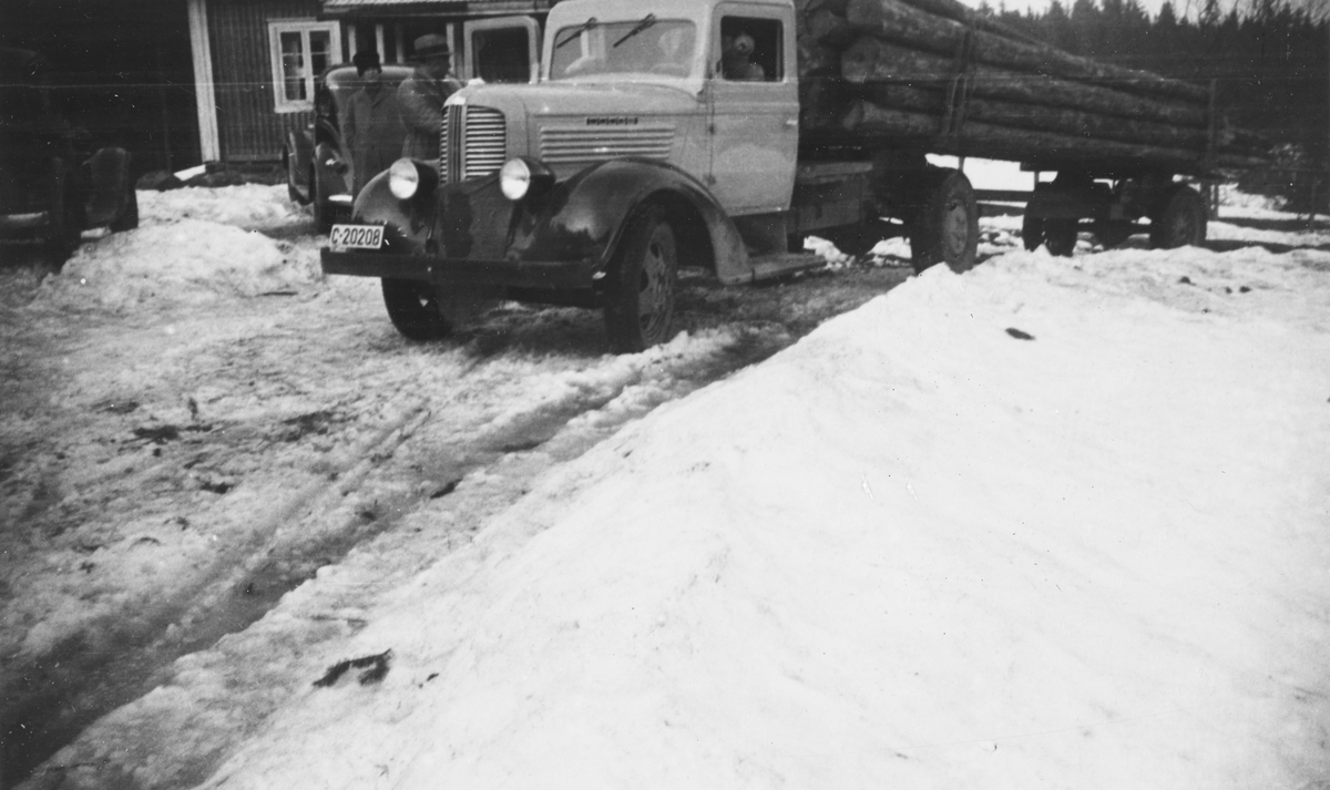 1937/1938 modell Dodge lastebil 1937-38 underveis med tømmer på dårlig vei i vårløsningen.