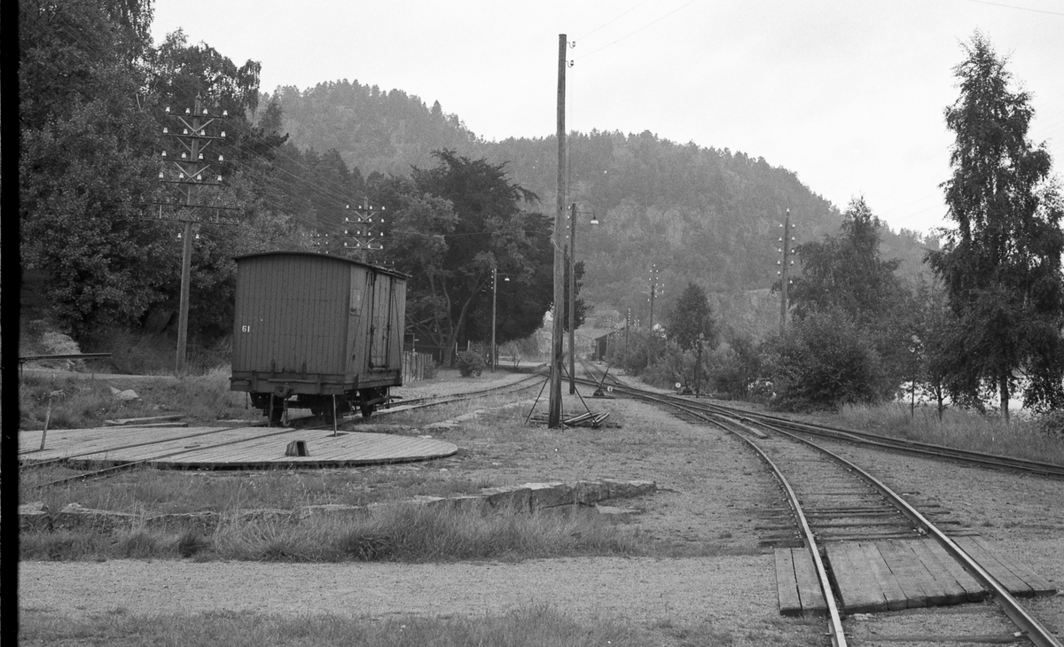 Ved Hægeland stasjon. Grunnmuren bak vognen er rester av lokstallen, foran vognen sees svingskiven. Sporet t.h. er hovedspor sørover, spor midt i er «Mandalsporet».