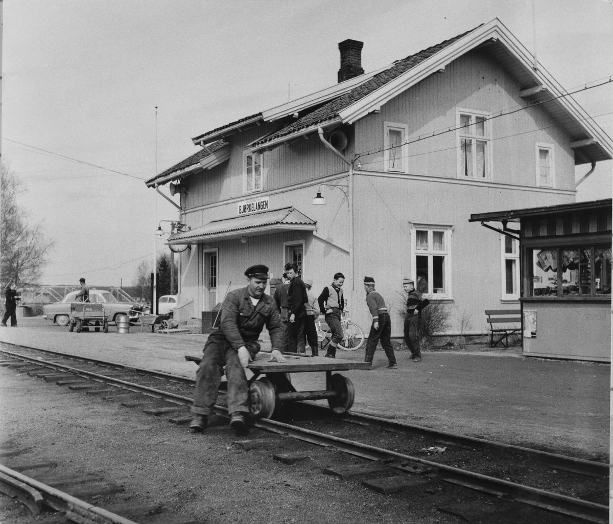 Verkstedarbeider Harald Tyskerud på arbeidstralle i spor 1 på Bjørkelangen stasjon.