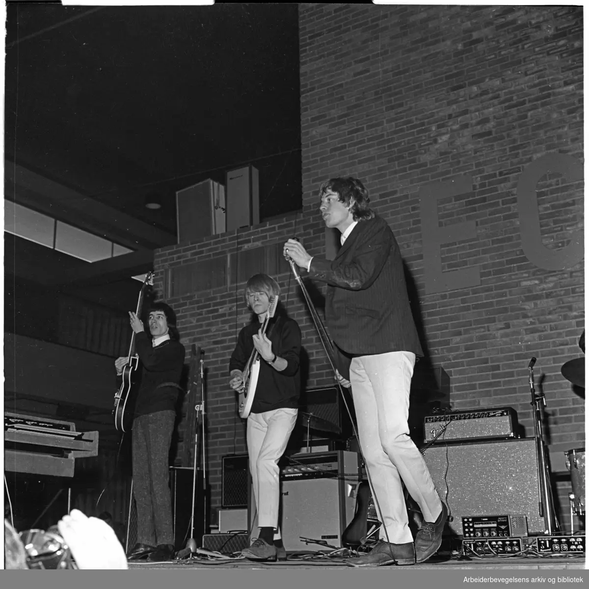 The Rolling Stones spiller på Sjølyst,.24. juni 1965..Fra v.: Bill Wyman, Brian Jones og Mick Jagger