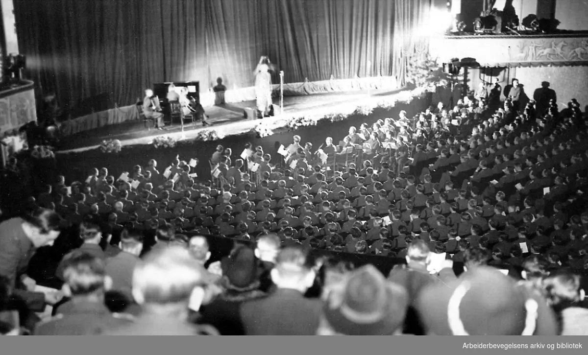 NS-arrangement i Colosseum kino i Oslo, 1940-45..Sittende nede, norske politifolk. Tjenestemenn i politiet til høyre.