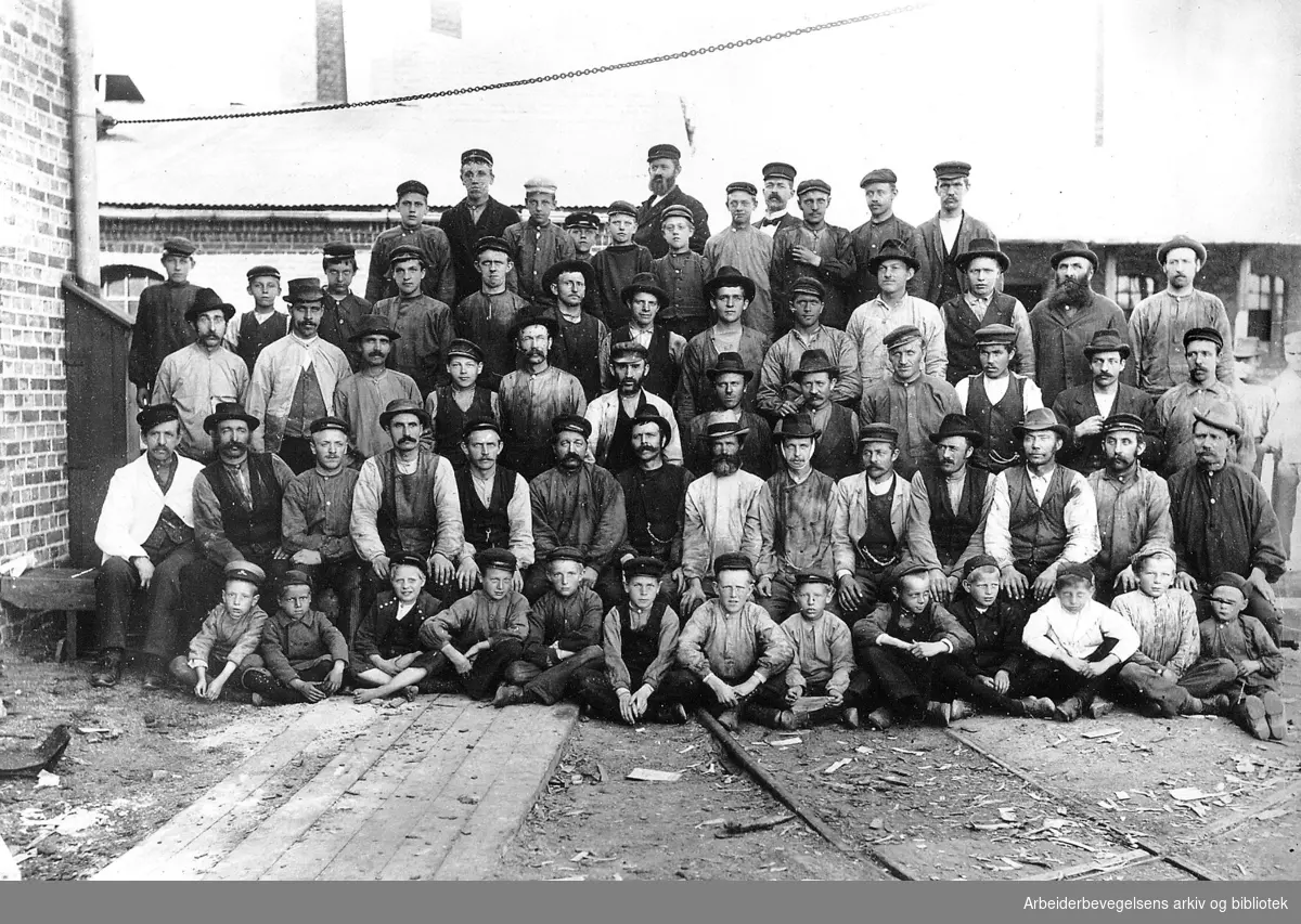 Barnearbeidere ved Grønvold og Nitedal Fyrstikkfabrikk,.ca. 1898