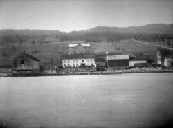 Sjøgarden med sjøbua..I bolighuset var den gjestgiveri, og s