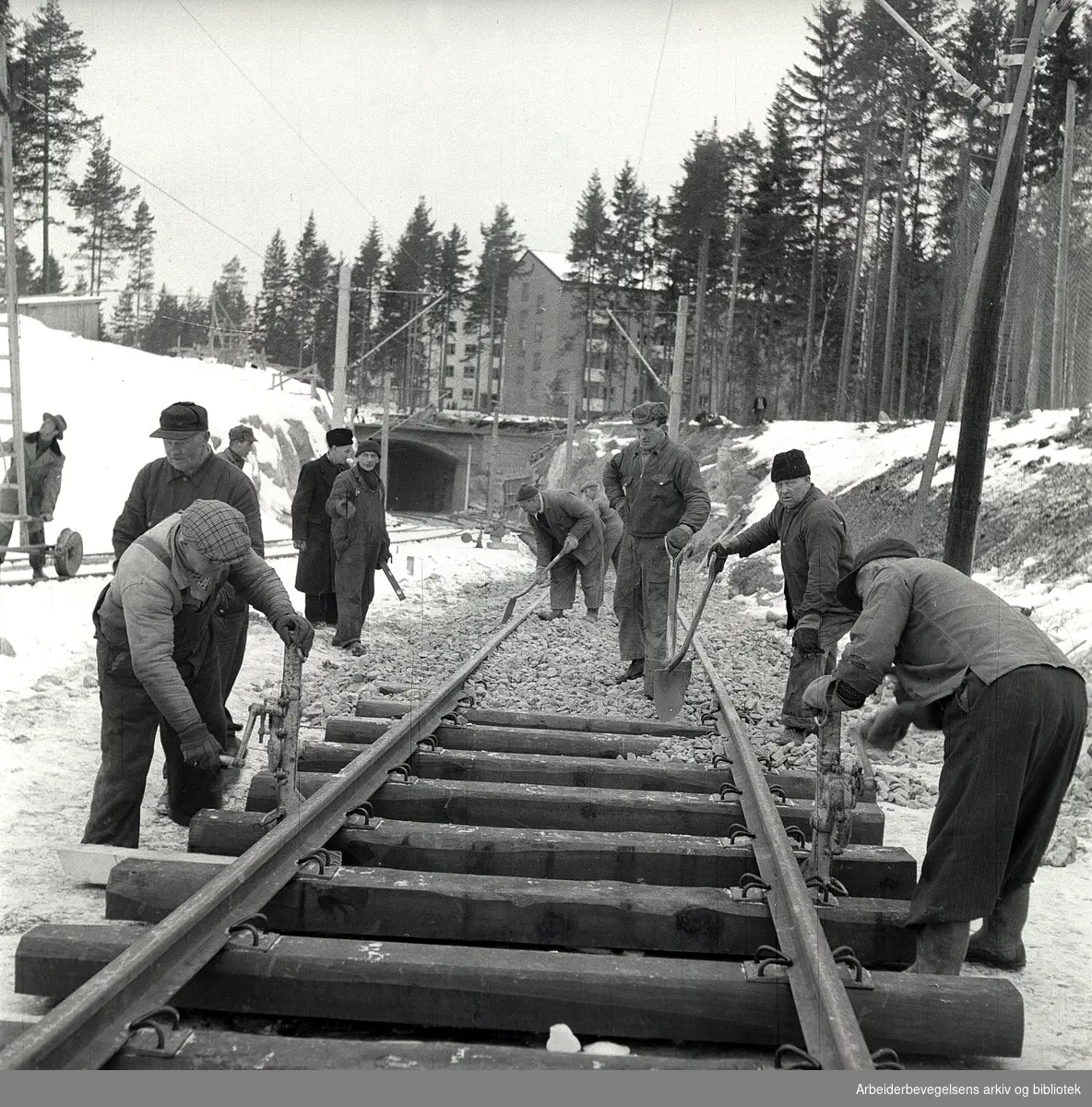 Siste skinne på Lambertseterbanen legges ved Bergkrystallen,.mars 1957.