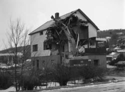 Riving av huset der hvor Nesset sparebank skal bygges.