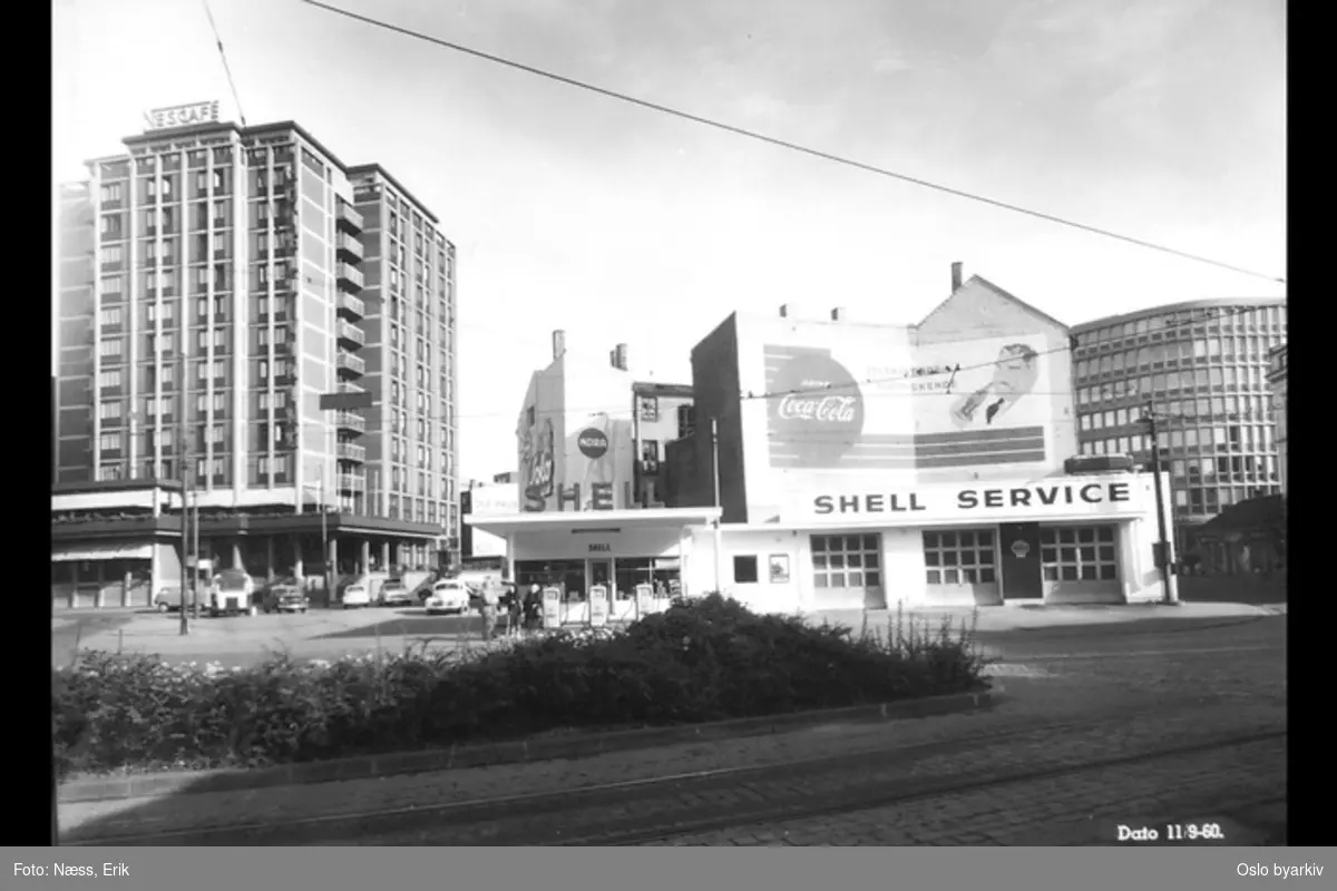 Shell bensinstasjon i front, Hotell Viking til venstre, åpnet til OL i 1952, "folkehotell", Oslos største hotell fram til 1970-tallet. Arkitekt: Knut Knutsen. Nygata 12 bak til høyre (Traktorhuset), veggreklame. Bilde datert 11. september 1960.