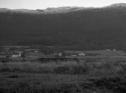 Langset gård til venstre.