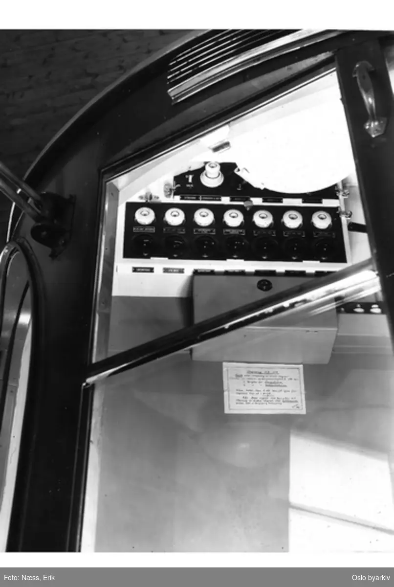Sikrings- og brytepanel. Detalj fra førerdelen i Skabo/Siemens sporvogn av stål fra Tyskland til bruk på Holmenkollbanen. Overs. fra Siemens 10. juni 1940. Stålvogn type 1939