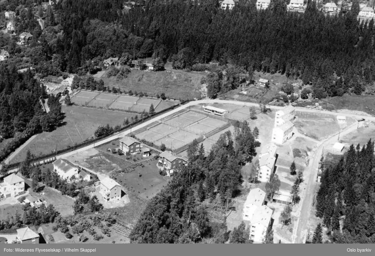 Holmenkollen Tennisklubbs (H.T.K.) baner, tennisbaner, Gaupefaret, Bjørnveien, Gressbanen. Bildets originale tittel "N.T.K.'s baner v/ Gressbanen" er feil. (Flyfoto)
