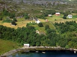 Hoksnes..Hoksnesbukta i forgrunn..Huset Nygjerdet midt i bil