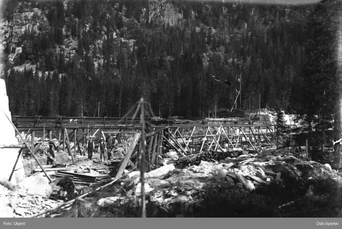 Den nye Øyungsdammen (ferdig 1916). Bygging av steindam. Steinblokker. Reisverk / Stillaser og heiseinnretninger.
