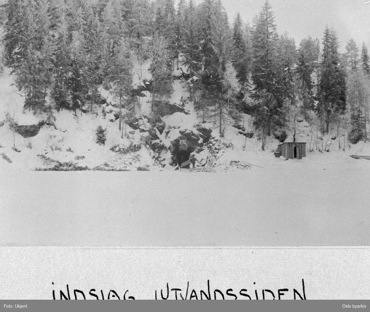 Tunnelinnslaget ved Lutvann. Vanninntaket sto ferdig i 1918. (Nedlagt 1974.) Albumtittel: "Akers Vand- og Kloakvæsen Fotografier af Anlæg"
