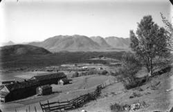 Jendem vestover under Jendemsfjellet..Gården Bakken nærmest 