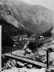 Finnset i Eikesdal. Vi ser husa på bnr.1 og 3 med brua i fra