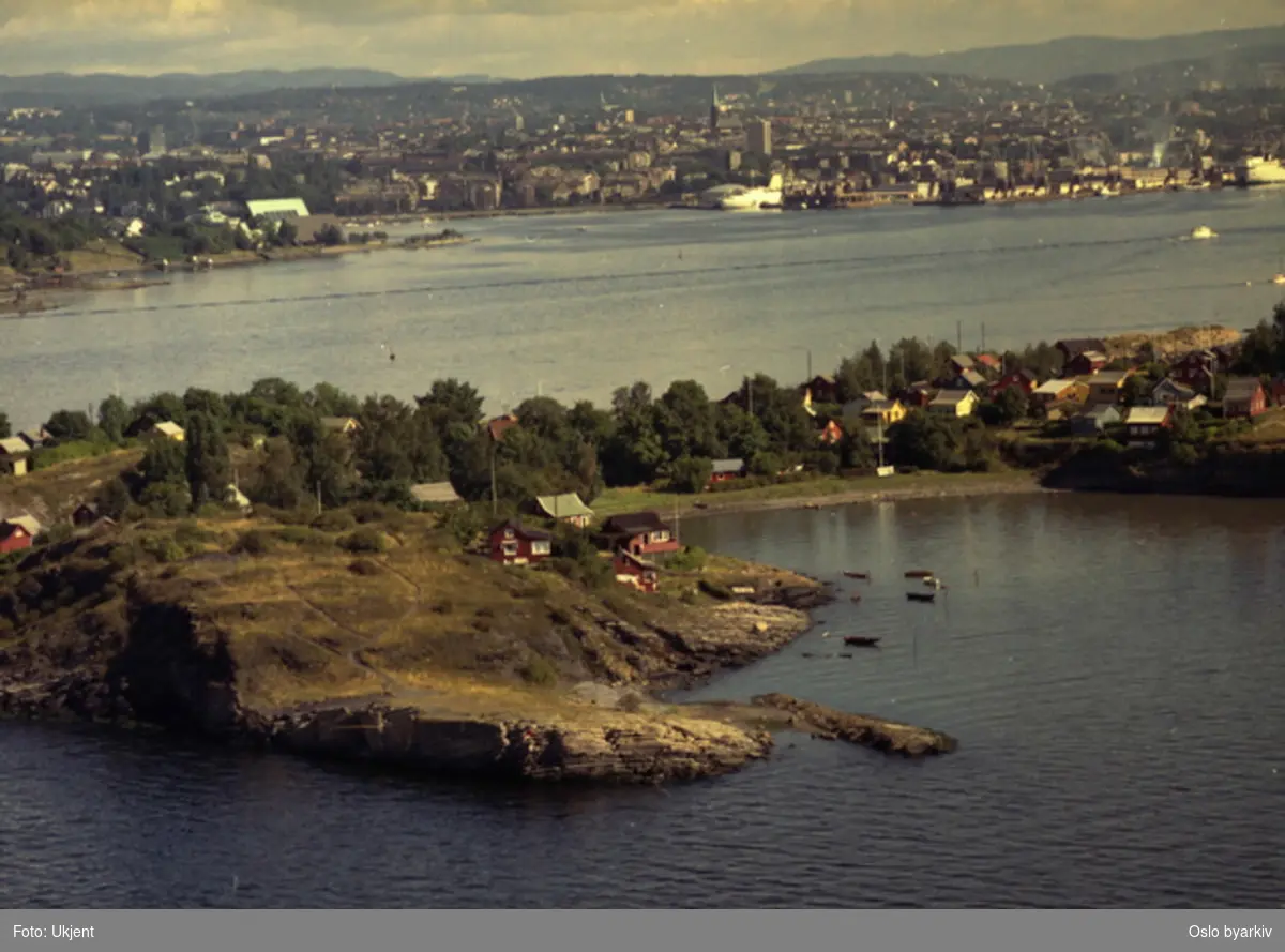 Nakholmen. Taket på Fram museet på Bygdøyneset, Filipstad havnen og Oslo sentrum i bakgrunnen. (Flyfoto)