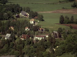 Boliger langs Storkenebbveien. I bakgrunnen Haugerud gård me
