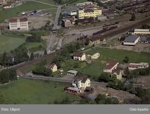 Fra Alnabru, med Strømsveien nærmest, hovedbanen og Brobekkveien oppover i bildet. Gamle Alnabru jernbanestasjon (revet 1973).