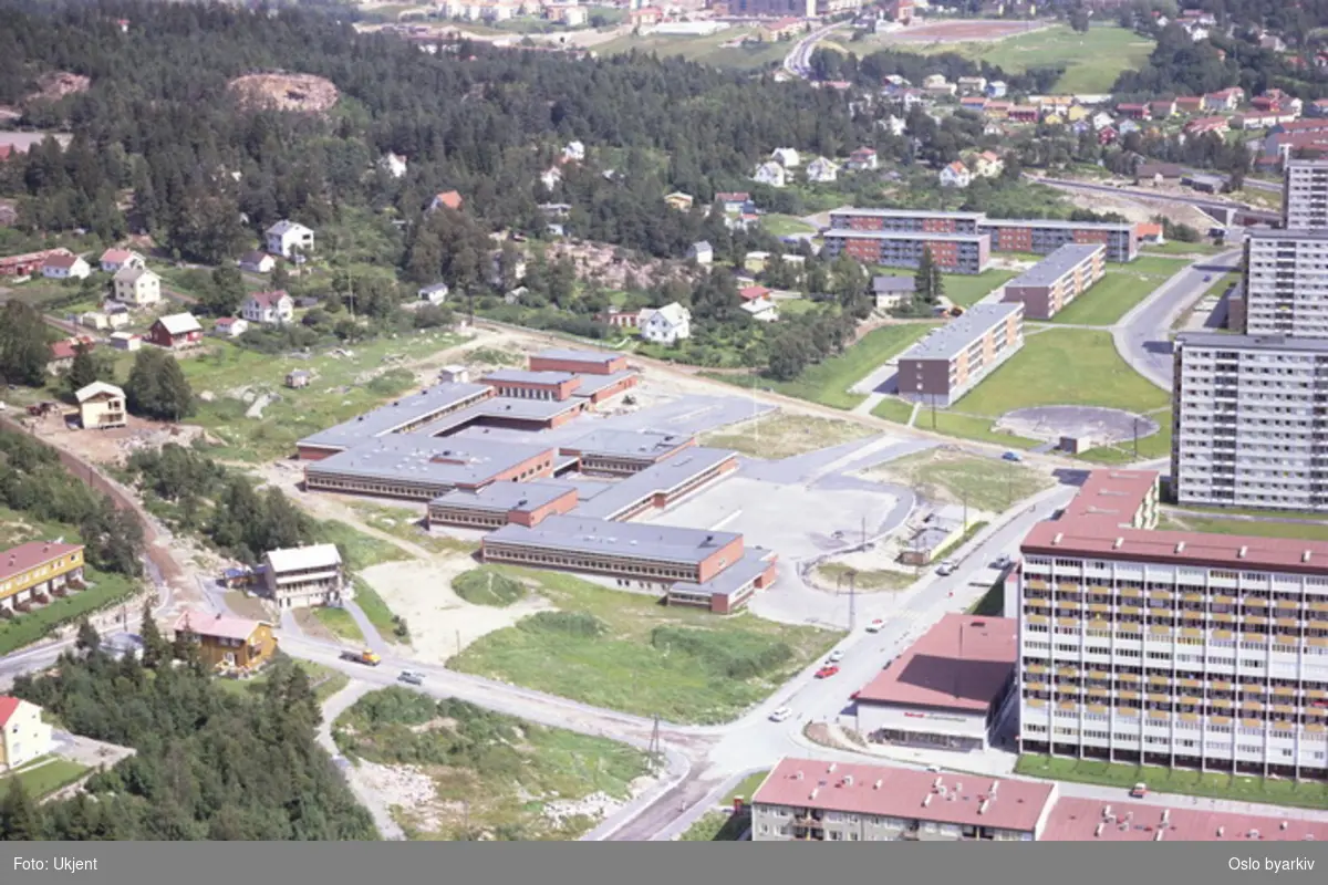 Rødtvet skole midt på bildet. Sandåsveien krysser Rasmus Engers vei i front. Rødtvetveien bak til høyre. (Flyfoto)
