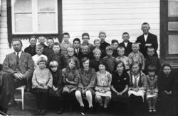 Klassebilde frå Eidsvåg skole med lærer lærer Martin Alstad.