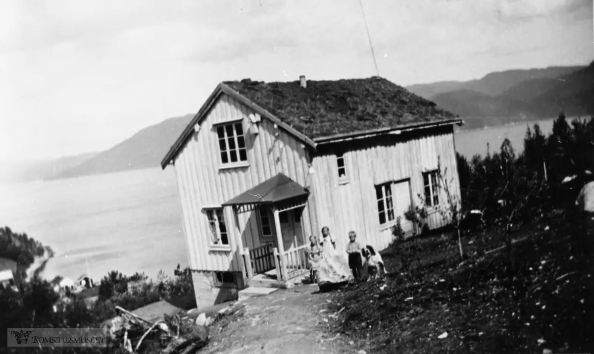 Familiebilde tatt foran Nyvoll, bolighuset til Karl Rausand. Huset brann opp i 1955 og vart oppattbygd same året.