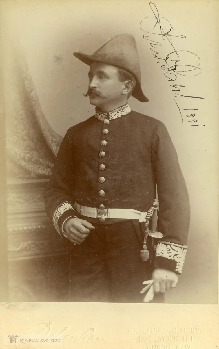 Peter Fredrik Dahl er her fotografert i uniform som britisk vicekonsul. Han var vicekonsul i Molde fra 1883.