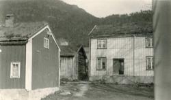 Borgstua til venstre, Almuens Herrestue til høyre med eldhus