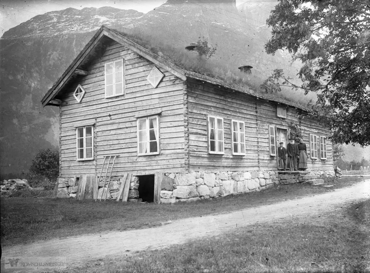 Huset vart seinare flytta. Humle. ..Se også bilde nr 111 ...