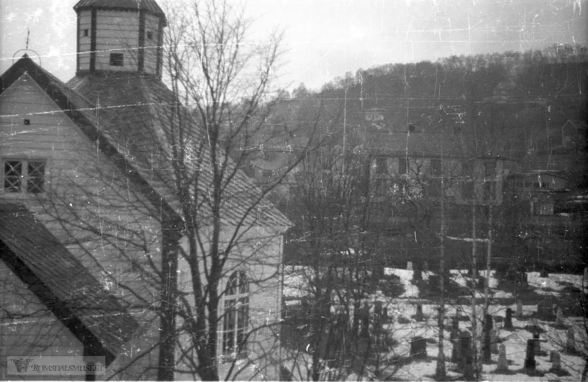 Stranda kirke med prestegården i bakgrunnen..Familien Sæbjørnsen var på Stranda påsken 1944..(Filmbeholder datert juli 1943)