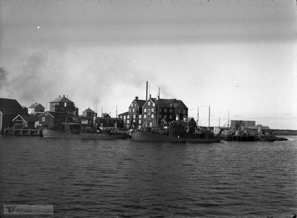 Kvalstasjonen med båtene ved kaia..Huset til Sæbjørn Sæbjørnsen sin familie "Bergtun" til venstre.