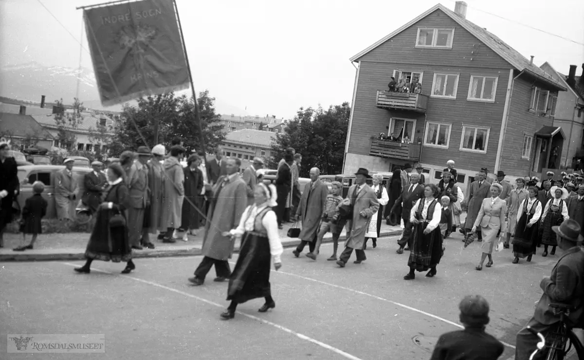 Norges Bondelags Landsmøte i Molde lørdag og søndag 19 og 20 juni 1954. .(se Romsdal Sogelags årsskrift 2005 side 89) .Øvre vei med Bersbakk huset til høyre.