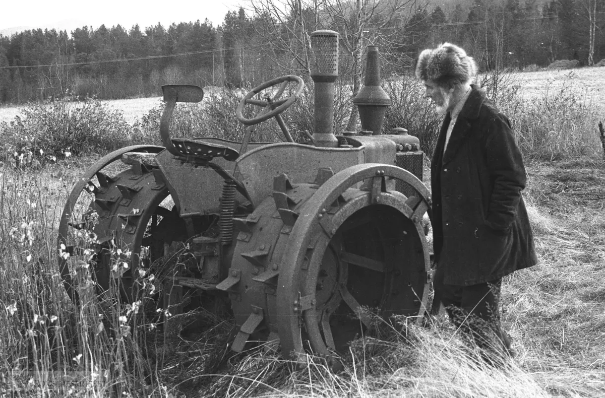 Traktor på Tingvoll, innkjøpt av kommunen til nydyrking i 1930 åra. Sverre Berg er "inspektør"