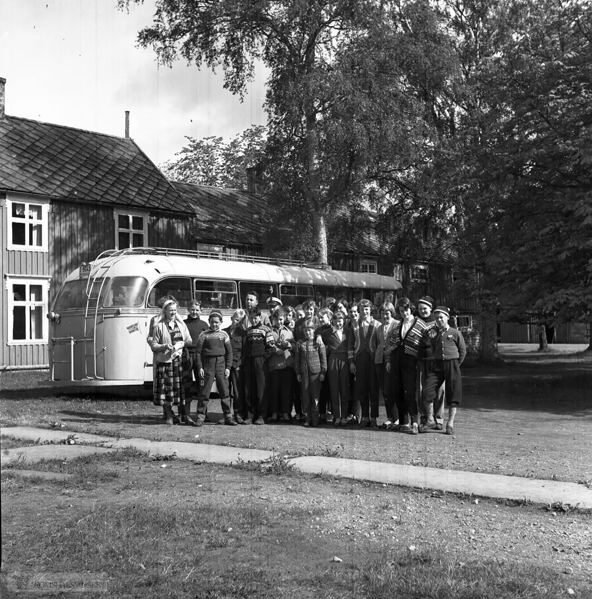 Volvo buss 1955 mod med reg nr T-8643 tilhørende Bud Auto bygd av T.Knudsen karosserifabrikk med 38 seter. Folkeskoleelever fra Nordre Bjørnsund på tur til Røros..Turen gikk til Røros med en tur innom Trondheim på hjemveien..Med bla lærer Helge Kjøll.