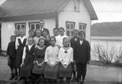 Elever på Risan skole 1922, inklusiv 6 konfirmanter.