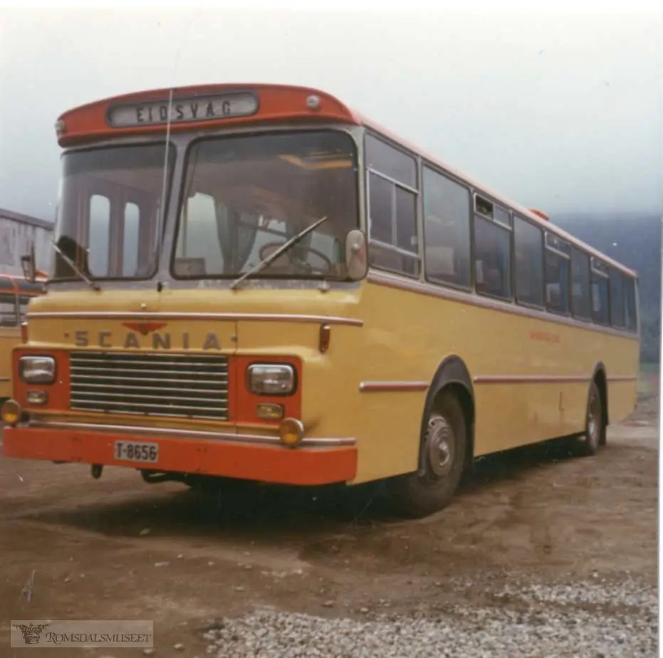 Scania BF 111, 1970 mod med turbusspåbygg med regulerbare seter...Denne bussen fikk registreringsnummer T-8656. Den er for øvrig Scania BF110. BF111 kom 4-5 år seinere. Med denne bussen tog Eira-Eidsvåg Billag i bruk ny fargesetting. Den gule hovedfargen ble beholdt. Fra 1970 ble tak og front lakkert organsje, og feltet rundt vinduene ble lakkert lysgrå. Tidligere var bussene gule med mørk rød midtstripe. Flere vogner fra før 1970 ble også omlakkert til de nye fargene...(fra Oddbjørn Skjørsæter sine samlinger i Romsdalsarkivet)