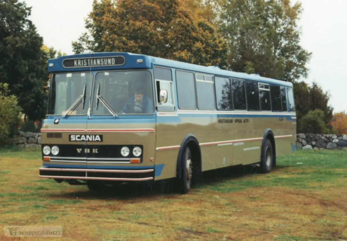Kristiansund - Oppdal Auto..I følge Oddbjørn Skjærsæters notater er dette bildet fra 1978 Borre kirke som ligger like ved Vestfold Bil og Karosseri (VBK) der bussens karosseri ble bygd. Det var en Scania BF111 og bussen ble levert til Kristiansund-Oppdal Auto (KOA) og registrert i oktober 1978. Den fikk reg.nr. UX25376 og fikk internnummer 63 hos KOA. Bussen hadde 43 sitteplasser..(fra Oddbjørn Skjørsæter sine samlinger i Romsdalsarkivet)