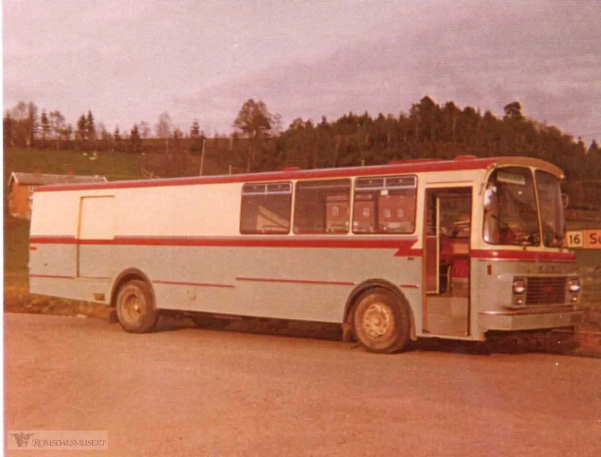 Dette er en kombinertbuss med 21 sitteplasser. Det er en Ford R226 1972-modell. Karosseriet ble bygd hos Vest Karosseri i Stryn. Den ble registrert UX13061 og satt inn i person- og godsrute mellom Stramsnes-området og Kristiansund. Det var Peder og Nils Anton Strømsvåg som drev disse rutene. I 1975 ble rutene overtatt av Kristiansund-Oppdal Auto (KOA) og bussen ble etter kort tid solgt til private eiere..(fra Oddbjørn Skjørsæter sine samlinger i Romsdalsarkivet)