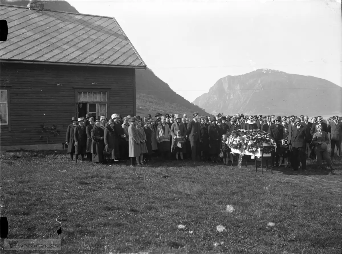 Gravferden til Peder Ringdal f.1855 d.1930."Begravelse fra Ottagarden"..Kårhuset "Lisa-huset"..
