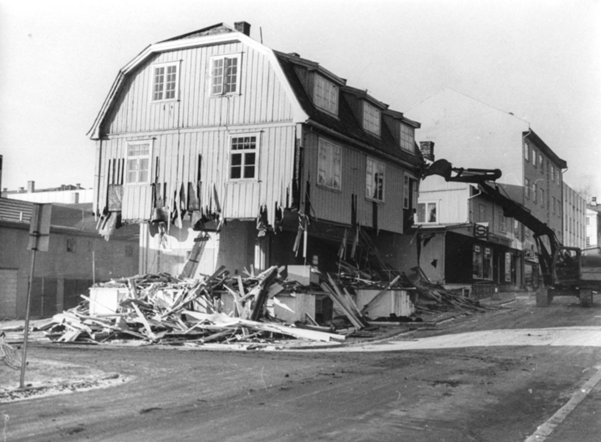 Riving av hus.
30.04.2014:
Bildet er fra 1981.
Skrevet av: J.P.Lj.Hoel