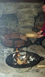 Skoleklasse på besøk på Romsdalsmuseet under brødbaking i Fr