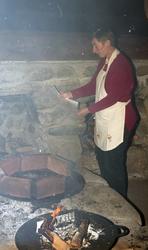 Skoleklasse på besøk på Romsdalsmuseet under brødbaking i Fr