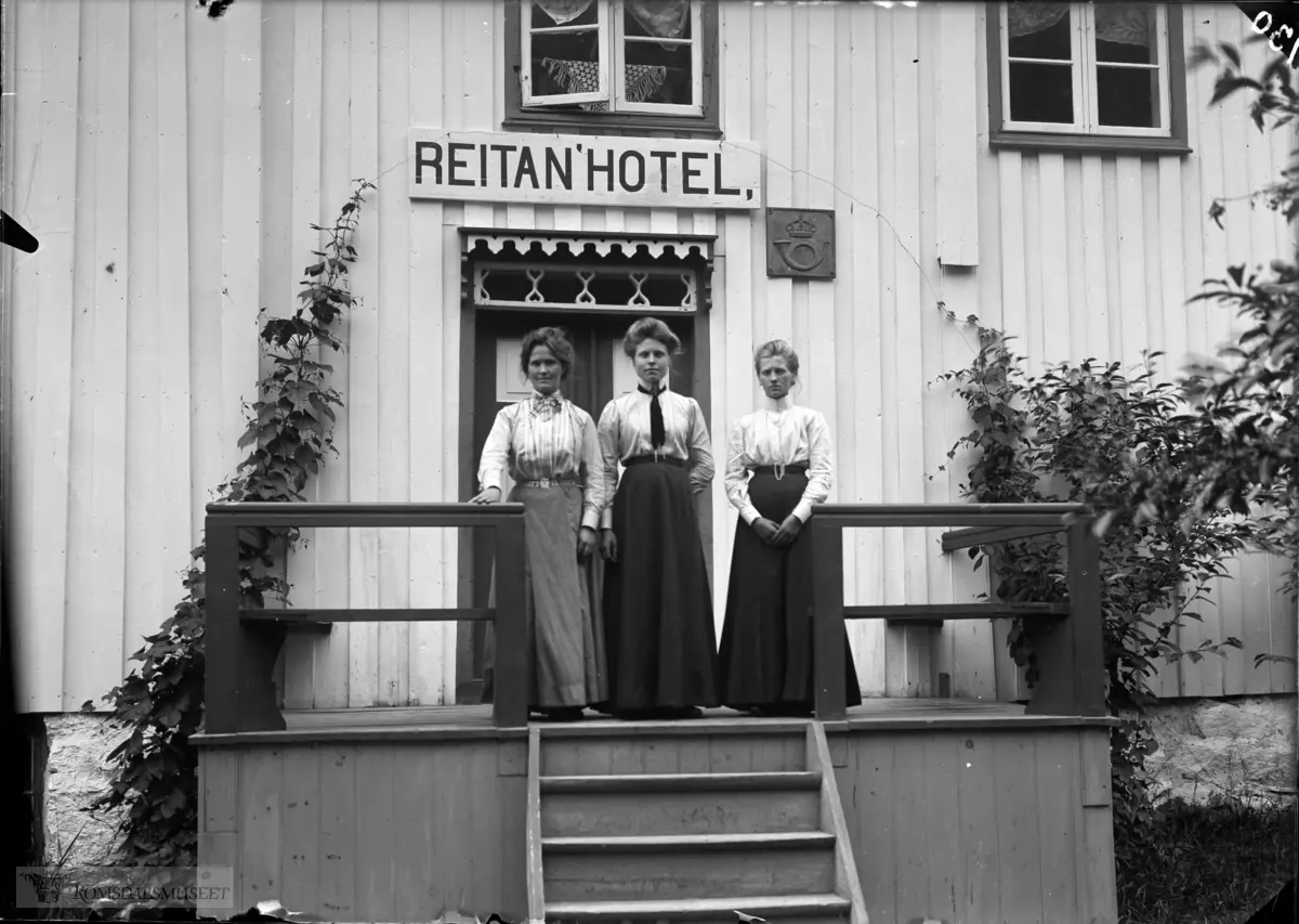 Reitan Hotell i Eikesdal 3 damer på trappa til Reitan Hotell.