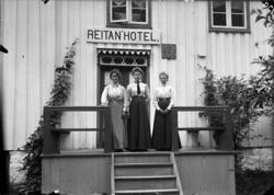 Reitan Hotell i Eikesdal 3 damer på trappa til Reitan Hotell